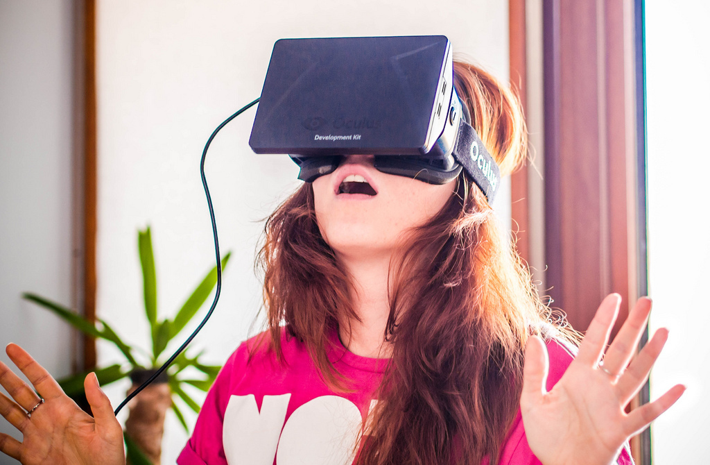 Девушки в очках виртуальной реальности mavic air combo цена купить в