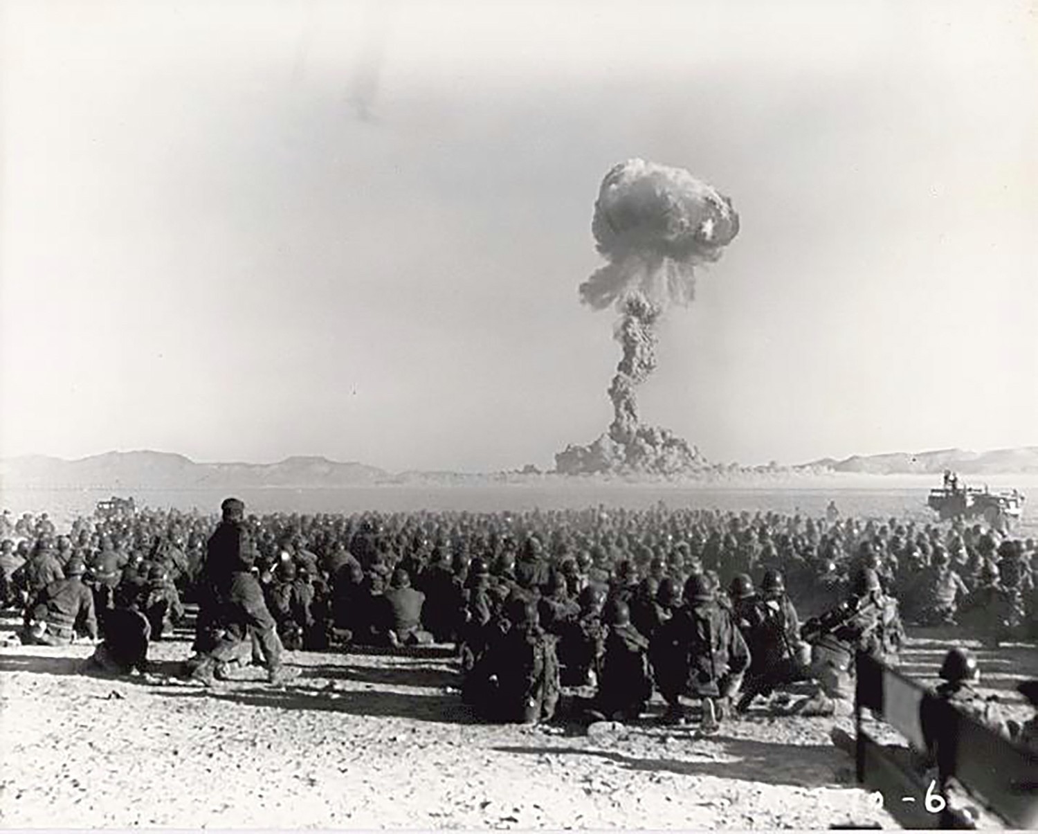 Сентябрь 1954 года. Ядерная бомба Тоцкий полигон. Тоцкий полигон взрыв. Операция снежок на Тоцком полигоне 1954. Учения на Тоцком полигоне.