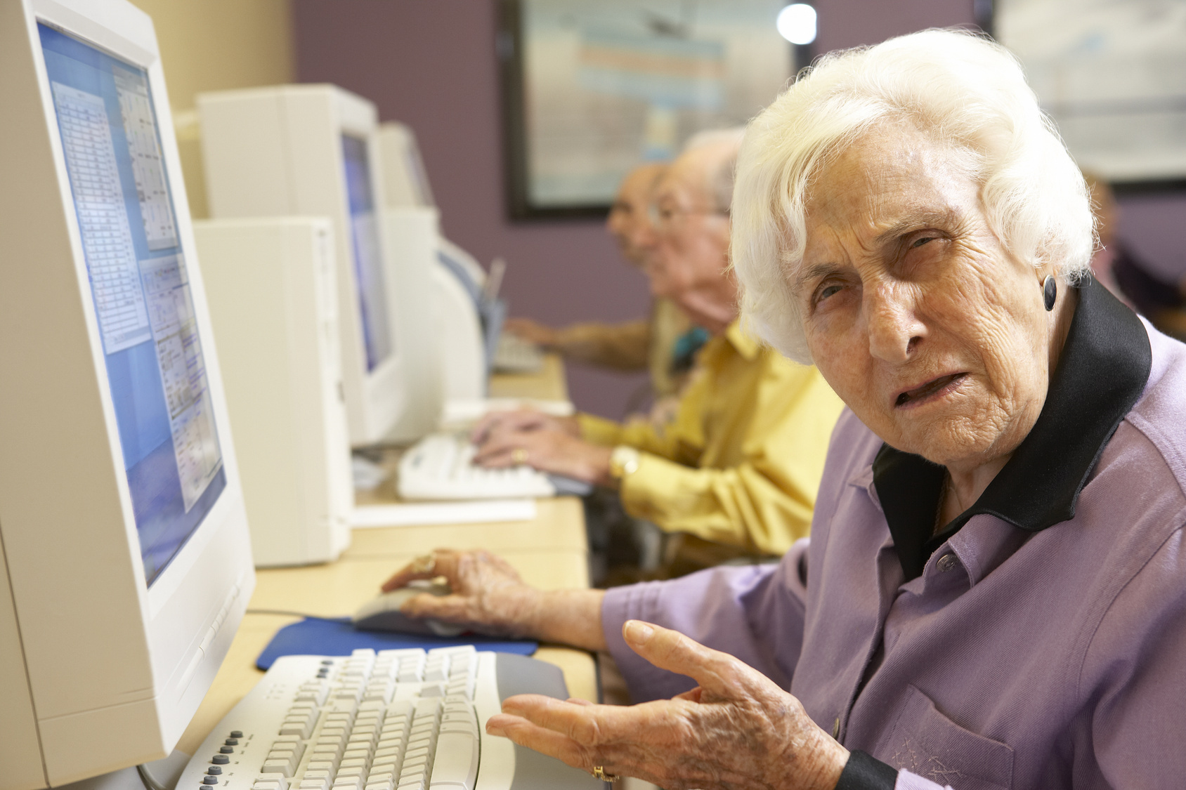 Пожилой человек за компьютером