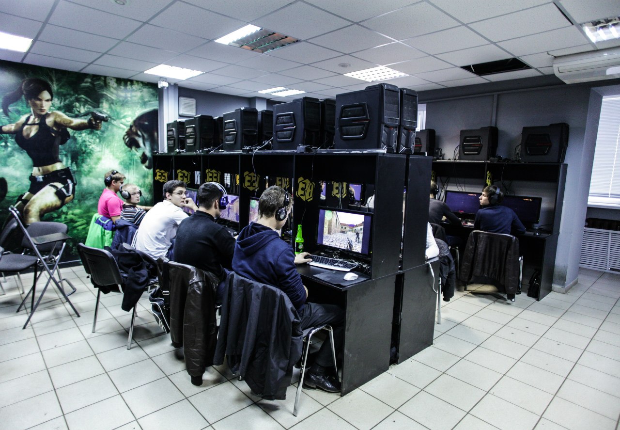Игровые клубы компьютера. Компьютерные игровые залы. Компьютерный клуб. Интернет кафе. Дизайн компьютерного клуба.