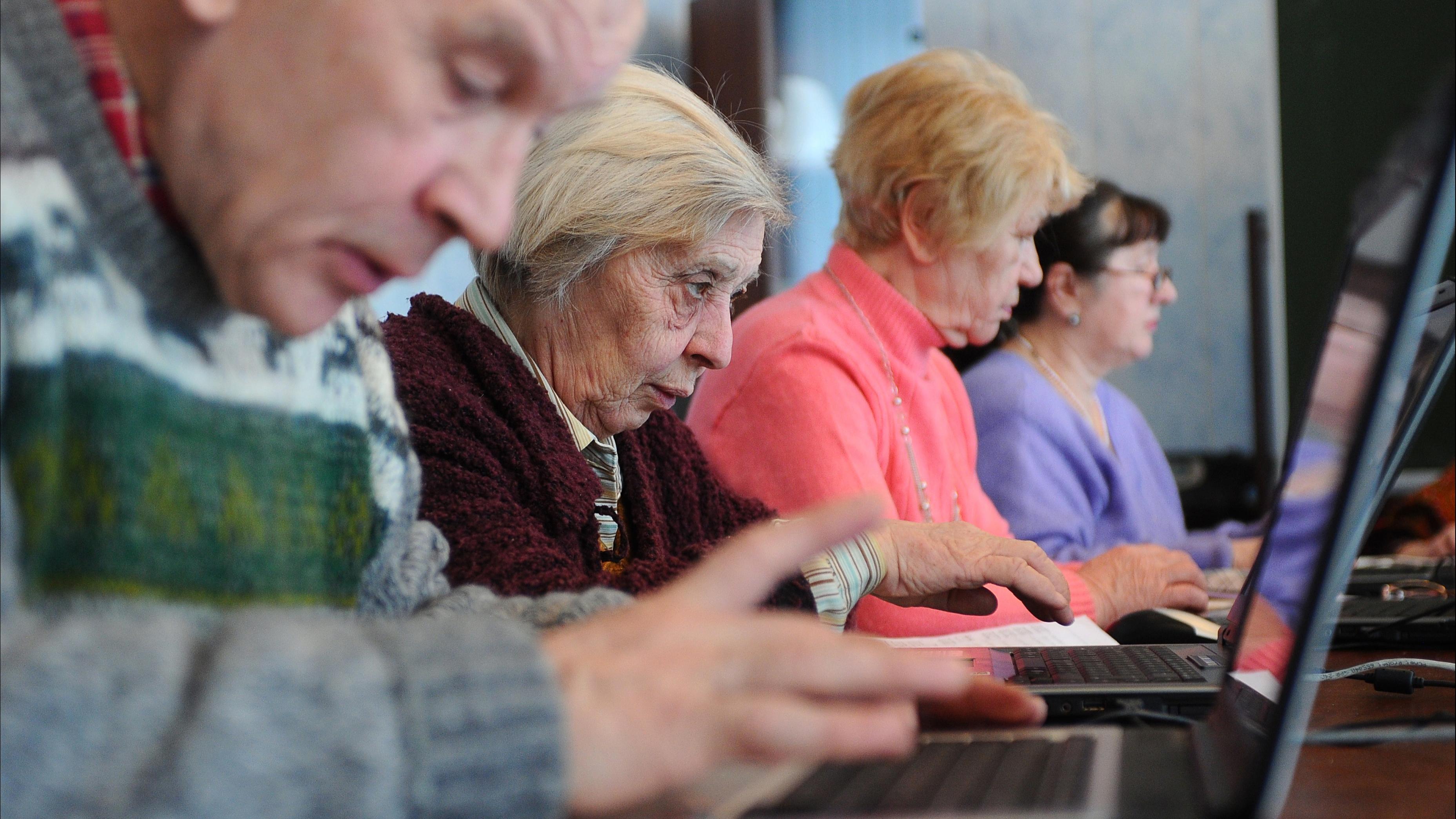 Работа пенсионеры женщины без оформления. Пенсионеры и компьютер. Пожилые люди в России. Пенсионеры в интернете. Предпенсионный Возраст.