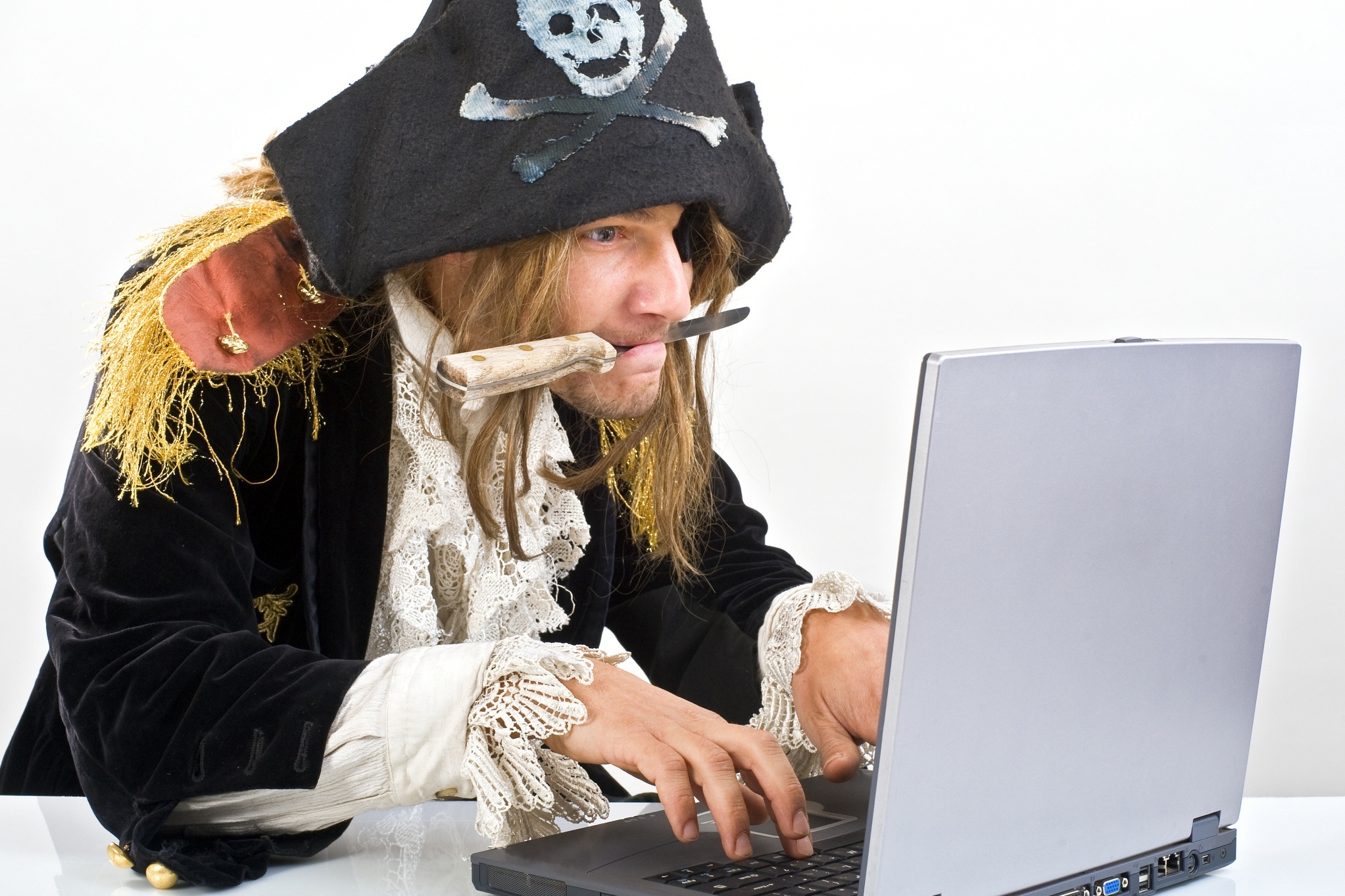 Юмористические торренты. Пиратство в интернете. Компьютерное пиратство. Пиратское по. Интернет пират.